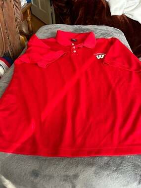Starter polo shirt size large Wisconsin badgers logo